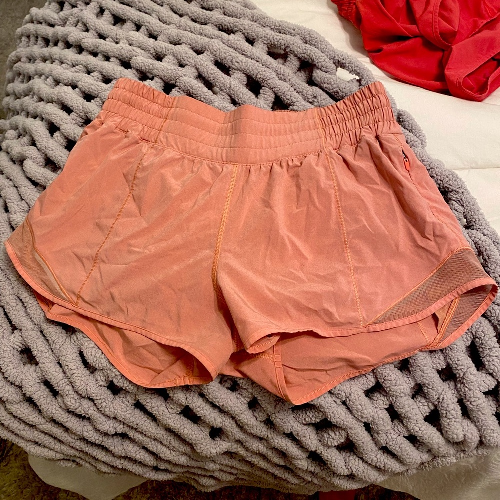 LULULEMON size 6 hotty hot shorts